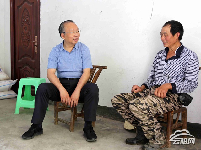  張學(xué)鋒到龍角督戰(zhàn)脫貧攻堅(jiān)百日大會戰(zhàn)時強(qiáng)調(diào)確保如期高質(zhì)量打贏脫貧攻堅(jiān)戰(zhàn)