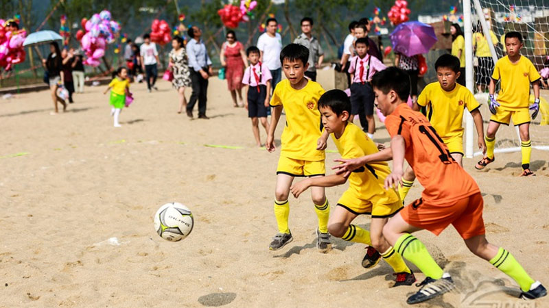 民德小學(xué)、盤石小學(xué)孩子們赤腳進(jìn)行沙灘足球比賽