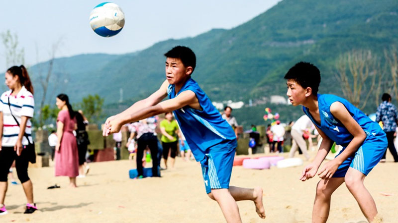 云師附小、盤石小學(xué)在沙灘中間進(jìn)行沙灘排球比賽