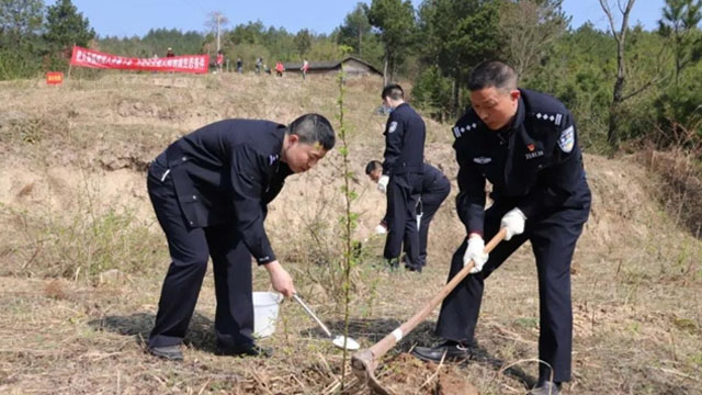 云陽公安組織開展義務(wù)植樹活動